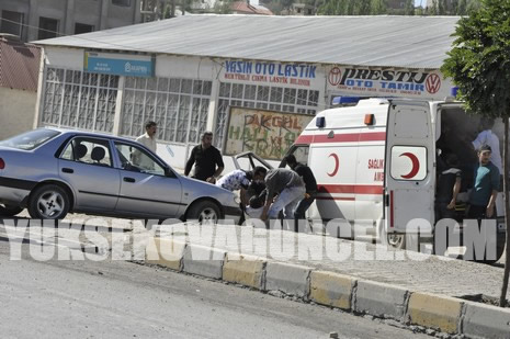 Yüksekova Cengiz Topel Caddesi Gever İş Merkezi yakınlarında meydana gelen patlamada yaralanan polisleri hastaneye taşıyan Ambulansın İpek yolu üzerinde YSE mevkiinde bir sivil araçlar çarpışmasını saniye saniye görüntüledik.