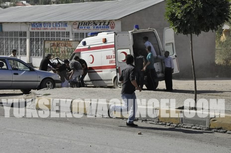 Yüksekova Cengiz Topel Caddesi Gever İş Merkezi yakınlarında meydana gelen patlamada yaralanan polisleri hastaneye taşıyan Ambulansın İpek yolu üzerinde YSE mevkiinde bir sivil araçlar çarpışmasını saniye saniye görüntüledik.