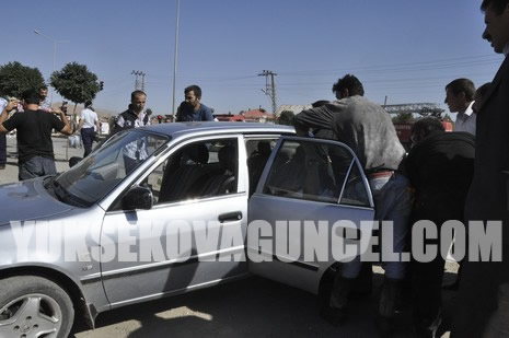 Yüksekova Cengiz Topel Caddesi Gever İş Merkezi yakınlarında meydana gelen patlamada yaralanan polisleri hastaneye taşıyan Ambulansın İpek yolu üzerinde YSE mevkiinde bir sivil araçlar çarpışmasını saniye saniye görüntüledik.