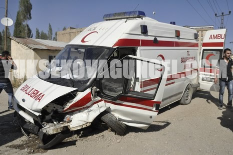 Yüksekova Cengiz Topel Caddesi Gever İş Merkezi yakınlarında meydana gelen patlamada yaralanan polisleri hastaneye taşıyan Ambulansın İpek yolu üzerinde YSE mevkiinde bir sivil araçlar çarpışmasını saniye saniye görüntüledik.