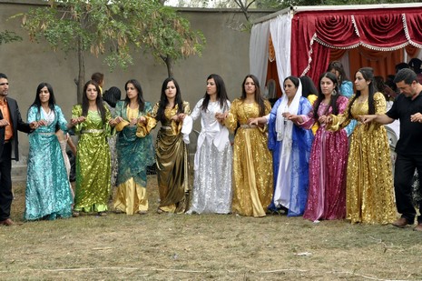 Yüksekova'da 18-19 Eylül 2010 tarihlerinde dünya evine giren çiftlerimizi sizler için sayfamıza taşıdık. Yüksekova Güncel Ailesi olarak tüm çiftlerimize mutluluklar dileriz...