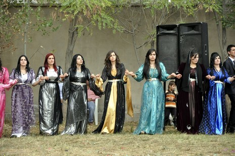 Yüksekova'da 18-19 Eylül 2010 tarihlerinde dünya evine giren çiftlerimizi sizler için sayfamıza taşıdık. Yüksekova Güncel Ailesi olarak tüm çiftlerimize mutluluklar dileriz...