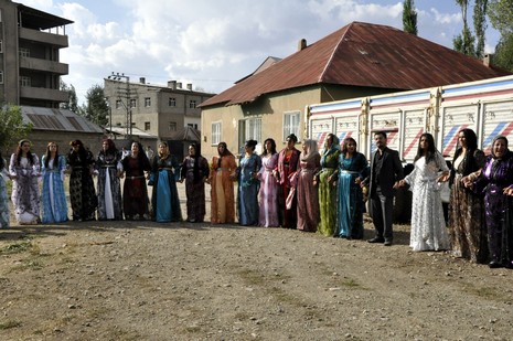 Yüksekova'da 18-19 Eylül 2010 tarihlerinde dünya evine giren çiftlerimizi sizler için sayfamıza taşıdık. Yüksekova Güncel Ailesi olarak tüm çiftlerimize mutluluklar dileriz...