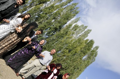 Yüksekova'da 18-19 Eylül 2010 tarihlerinde dünya evine giren çiftlerimizi sizler için sayfamıza taşıdık. Yüksekova Güncel Ailesi olarak tüm çiftlerimize mutluluklar dileriz...