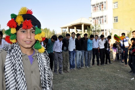 Yüksekova'da 18-19 Eylül 2010 tarihlerinde dünya evine giren çiftlerimizi sizler için sayfamıza taşıdık. Yüksekova Güncel Ailesi olarak tüm çiftlerimize mutluluklar dileriz...