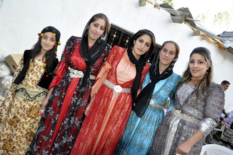 Yüksekova'da 18-19 Eylül 2010 tarihlerinde dünya evine giren çiftlerimizi sizler için sayfamıza taşıdık. Yüksekova Güncel Ailesi olarak tüm çiftlerimize mutluluklar dileriz...