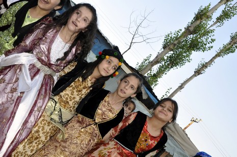 Yüksekova'da 18-19 Eylül 2010 tarihlerinde dünya evine giren çiftlerimizi sizler için sayfamıza taşıdık. Yüksekova Güncel Ailesi olarak tüm çiftlerimize mutluluklar dileriz...