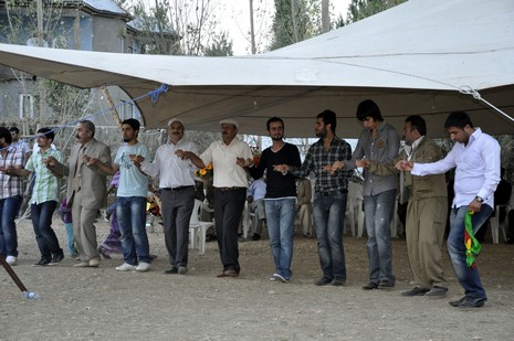 Yüksekova'da 18-19 Eylül 2010 tarihlerinde dünya evine giren çiftlerimizi sizler için sayfamıza taşıdık. Yüksekova Güncel Ailesi olarak tüm çiftlerimize mutluluklar dileriz...