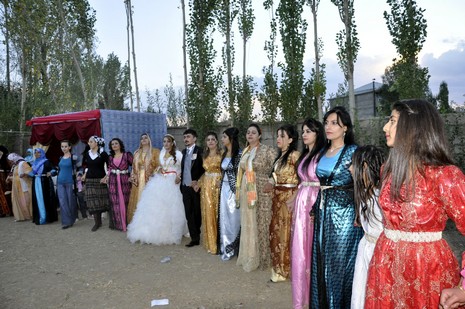 Yüksekova'da 18-19 Eylül 2010 tarihlerinde dünya evine giren çiftlerimizi sizler için sayfamıza taşıdık. Yüksekova Güncel Ailesi olarak tüm çiftlerimize mutluluklar dileriz...