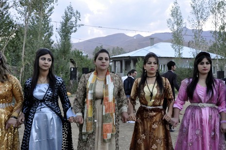 Yüksekova'da 18-19 Eylül 2010 tarihlerinde dünya evine giren çiftlerimizi sizler için sayfamıza taşıdık. Yüksekova Güncel Ailesi olarak tüm çiftlerimize mutluluklar dileriz...