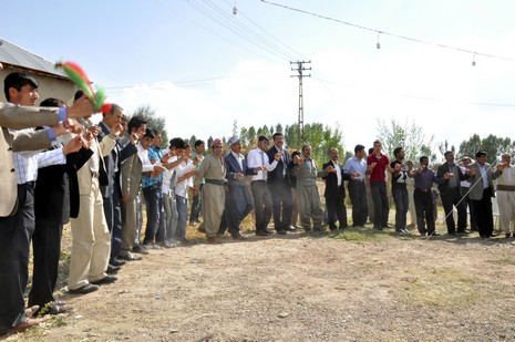 Yüksekova'da 18-19 Eylül 2010 tarihlerinde dünya evine giren çiftlerimizi sizler için sayfamıza taşıdık. Yüksekova Güncel Ailesi olarak tüm çiftlerimize mutluluklar dileriz...