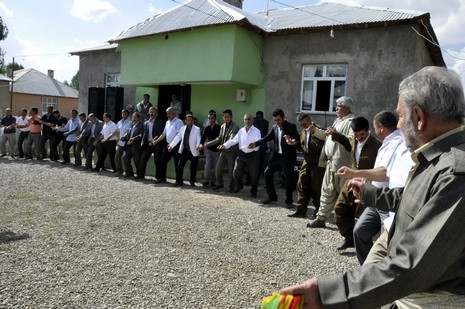 Yüksekova'da 18-19 Eylül 2010 tarihlerinde dünya evine giren çiftlerimizi sizler için sayfamıza taşıdık. Yüksekova Güncel Ailesi olarak tüm çiftlerimize mutluluklar dileriz...