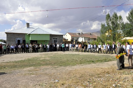 Yüksekova'da 18-19 Eylül 2010 tarihlerinde dünya evine giren çiftlerimizi sizler için sayfamıza taşıdık. Yüksekova Güncel Ailesi olarak tüm çiftlerimize mutluluklar dileriz...