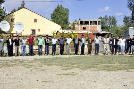 Yüksekova'da 18-19 Eylül 2010 tarihlerinde dünya evine giren çiftlerimizi sizler için sayfamıza taşıdık. Yüksekova Güncel Ailesi olarak tüm çiftlerimize mutluluklar dileriz...