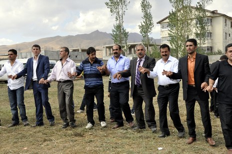 Yüksekova'da 18-19 Eylül 2010 tarihlerinde dünya evine giren çiftlerimizi sizler için sayfamıza taşıdık. Yüksekova Güncel Ailesi olarak tüm çiftlerimize mutluluklar dileriz...