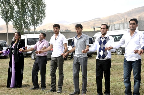 Yüksekova'da 18-19 Eylül 2010 tarihlerinde dünya evine giren çiftlerimizi sizler için sayfamıza taşıdık. Yüksekova Güncel Ailesi olarak tüm çiftlerimize mutluluklar dileriz...