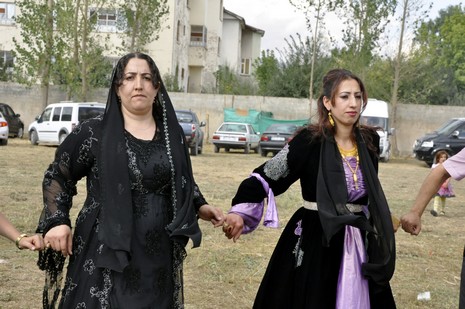 Yüksekova'da 18-19 Eylül 2010 tarihlerinde dünya evine giren çiftlerimizi sizler için sayfamıza taşıdık. Yüksekova Güncel Ailesi olarak tüm çiftlerimize mutluluklar dileriz...