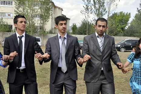 Yüksekova'da 18-19 Eylül 2010 tarihlerinde dünya evine giren çiftlerimizi sizler için sayfamıza taşıdık. Yüksekova Güncel Ailesi olarak tüm çiftlerimize mutluluklar dileriz...