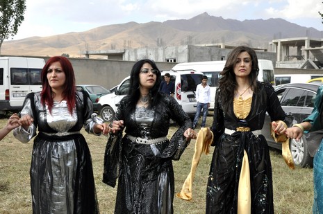 Yüksekova'da 18-19 Eylül 2010 tarihlerinde dünya evine giren çiftlerimizi sizler için sayfamıza taşıdık. Yüksekova Güncel Ailesi olarak tüm çiftlerimize mutluluklar dileriz...