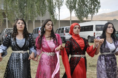 Yüksekova'da 18-19 Eylül 2010 tarihlerinde dünya evine giren çiftlerimizi sizler için sayfamıza taşıdık. Yüksekova Güncel Ailesi olarak tüm çiftlerimize mutluluklar dileriz...