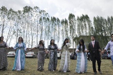 Yüksekova'da 18-19 Eylül 2010 tarihlerinde dünya evine giren çiftlerimizi sizler için sayfamıza taşıdık. Yüksekova Güncel Ailesi olarak tüm çiftlerimize mutluluklar dileriz...