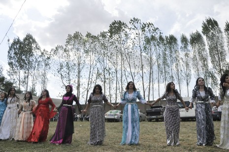 Yüksekova'da 18-19 Eylül 2010 tarihlerinde dünya evine giren çiftlerimizi sizler için sayfamıza taşıdık. Yüksekova Güncel Ailesi olarak tüm çiftlerimize mutluluklar dileriz...