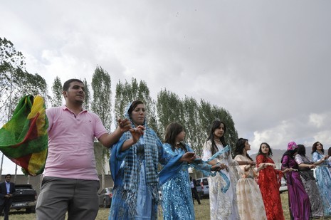 Yüksekova'da 18-19 Eylül 2010 tarihlerinde dünya evine giren çiftlerimizi sizler için sayfamıza taşıdık. Yüksekova Güncel Ailesi olarak tüm çiftlerimize mutluluklar dileriz...
