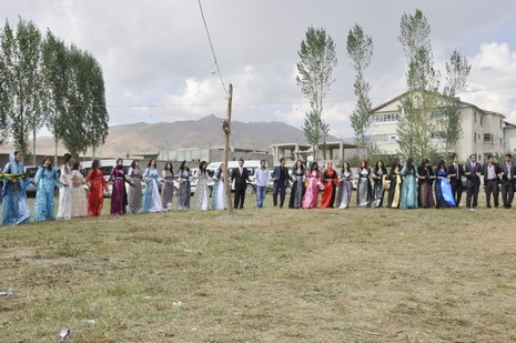 Yüksekova'da 18-19 Eylül 2010 tarihlerinde dünya evine giren çiftlerimizi sizler için sayfamıza taşıdık. Yüksekova Güncel Ailesi olarak tüm çiftlerimize mutluluklar dileriz...