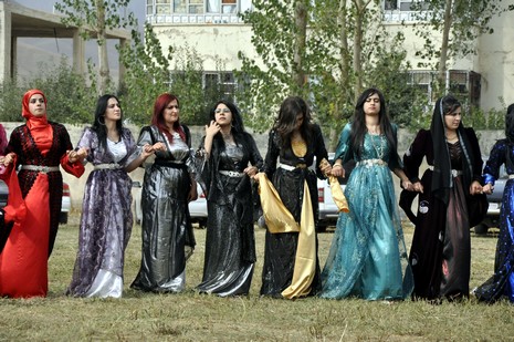 Yüksekova'da 18-19 Eylül 2010 tarihlerinde dünya evine giren çiftlerimizi sizler için sayfamıza taşıdık. Yüksekova Güncel Ailesi olarak tüm çiftlerimize mutluluklar dileriz...