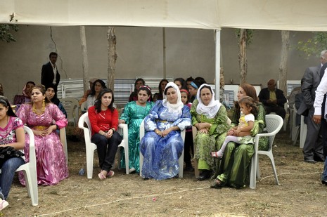 Yüksekova'da 18-19 Eylül 2010 tarihlerinde dünya evine giren çiftlerimizi sizler için sayfamıza taşıdık. Yüksekova Güncel Ailesi olarak tüm çiftlerimize mutluluklar dileriz...