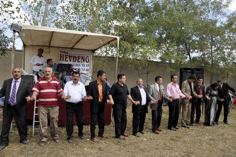 Yüksekova'da 18-19 Eylül 2010 tarihlerinde dünya evine giren çiftlerimizi sizler için sayfamıza taşıdık. Yüksekova Güncel Ailesi olarak tüm çiftlerimize mutluluklar dileriz...