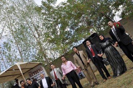 Yüksekova'da 18-19 Eylül 2010 tarihlerinde dünya evine giren çiftlerimizi sizler için sayfamıza taşıdık. Yüksekova Güncel Ailesi olarak tüm çiftlerimize mutluluklar dileriz...