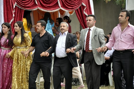 Yüksekova'da 18-19 Eylül 2010 tarihlerinde dünya evine giren çiftlerimizi sizler için sayfamıza taşıdık. Yüksekova Güncel Ailesi olarak tüm çiftlerimize mutluluklar dileriz...