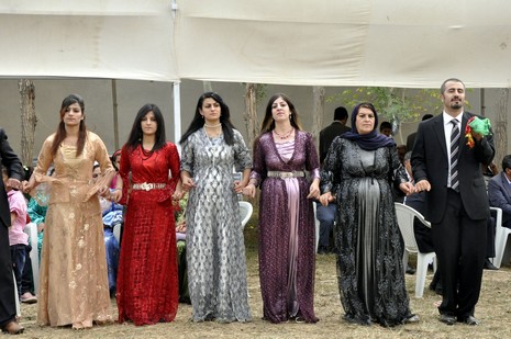 Yüksekova'da 18-19 Eylül 2010 tarihlerinde dünya evine giren çiftlerimizi sizler için sayfamıza taşıdık. Yüksekova Güncel Ailesi olarak tüm çiftlerimize mutluluklar dileriz...