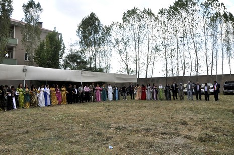 Yüksekova'da 18-19 Eylül 2010 tarihlerinde dünya evine giren çiftlerimizi sizler için sayfamıza taşıdık. Yüksekova Güncel Ailesi olarak tüm çiftlerimize mutluluklar dileriz...