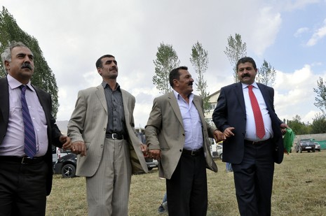 Yüksekova'da 18-19 Eylül 2010 tarihlerinde dünya evine giren çiftlerimizi sizler için sayfamıza taşıdık. Yüksekova Güncel Ailesi olarak tüm çiftlerimize mutluluklar dileriz...