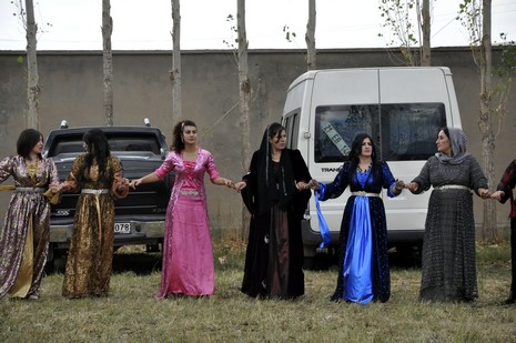 Yüksekova'da 18-19 Eylül 2010 tarihlerinde dünya evine giren çiftlerimizi sizler için sayfamıza taşıdık. Yüksekova Güncel Ailesi olarak tüm çiftlerimize mutluluklar dileriz...