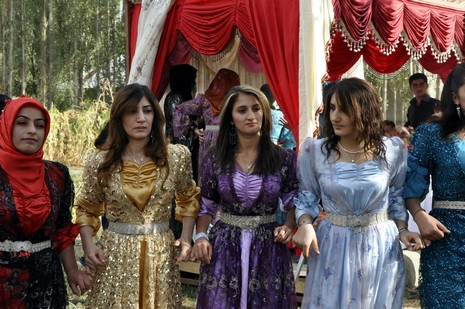 Yüksekova'da 18-19 Eylül 2010 tarihlerinde dünya evine giren çiftlerimizi sizler için sayfamıza taşıdık. Yüksekova Güncel Ailesi olarak tüm çiftlerimize mutluluklar dileriz...