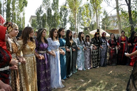 Yüksekova'da 18-19 Eylül 2010 tarihlerinde dünya evine giren çiftlerimizi sizler için sayfamıza taşıdık. Yüksekova Güncel Ailesi olarak tüm çiftlerimize mutluluklar dileriz...