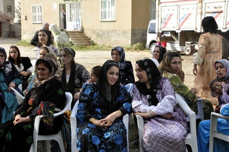 Yüksekova'da 18-19 Eylül 2010 tarihlerinde dünya evine giren çiftlerimizi sizler için sayfamıza taşıdık. Yüksekova Güncel Ailesi olarak tüm çiftlerimize mutluluklar dileriz...