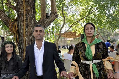 Yüksekova'da 18-19 Eylül 2010 tarihlerinde dünya evine giren çiftlerimizi sizler için sayfamıza taşıdık. Yüksekova Güncel Ailesi olarak tüm çiftlerimize mutluluklar dileriz...