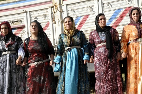 Yüksekova'da 18-19 Eylül 2010 tarihlerinde dünya evine giren çiftlerimizi sizler için sayfamıza taşıdık. Yüksekova Güncel Ailesi olarak tüm çiftlerimize mutluluklar dileriz...