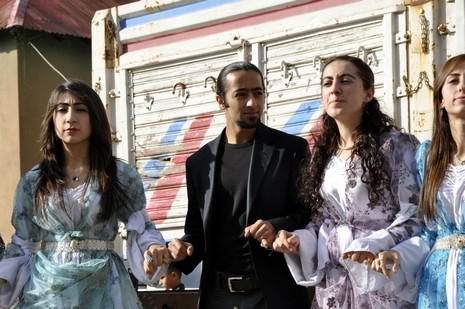 Yüksekova'da 18-19 Eylül 2010 tarihlerinde dünya evine giren çiftlerimizi sizler için sayfamıza taşıdık. Yüksekova Güncel Ailesi olarak tüm çiftlerimize mutluluklar dileriz...