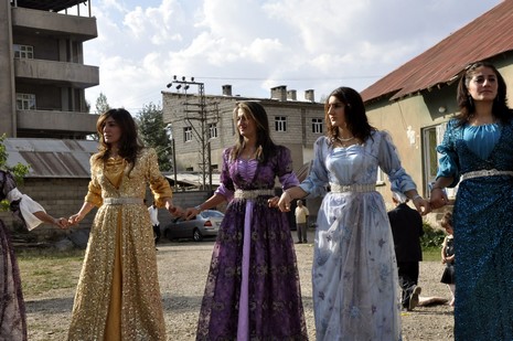 Yüksekova'da 18-19 Eylül 2010 tarihlerinde dünya evine giren çiftlerimizi sizler için sayfamıza taşıdık. Yüksekova Güncel Ailesi olarak tüm çiftlerimize mutluluklar dileriz...