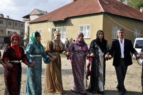 Yüksekova'da 18-19 Eylül 2010 tarihlerinde dünya evine giren çiftlerimizi sizler için sayfamıza taşıdık. Yüksekova Güncel Ailesi olarak tüm çiftlerimize mutluluklar dileriz...