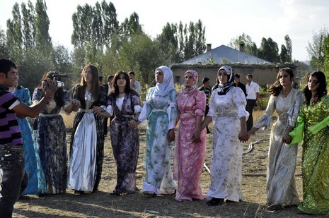 Yüksekova'da 18-19 Eylül 2010 tarihlerinde dünya evine giren çiftlerimizi sizler için sayfamıza taşıdık. Yüksekova Güncel Ailesi olarak tüm çiftlerimize mutluluklar dileriz...