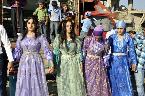 Yüksekova'da 18-19 Eylül 2010 tarihlerinde dünya evine giren çiftlerimizi sizler için sayfamıza taşıdık. Yüksekova Güncel Ailesi olarak tüm çiftlerimize mutluluklar dileriz...