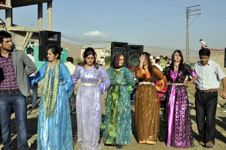 Yüksekova'da 18-19 Eylül 2010 tarihlerinde dünya evine giren çiftlerimizi sizler için sayfamıza taşıdık. Yüksekova Güncel Ailesi olarak tüm çiftlerimize mutluluklar dileriz...
