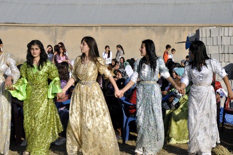 Yüksekova'da 18-19 Eylül 2010 tarihlerinde dünya evine giren çiftlerimizi sizler için sayfamıza taşıdık. Yüksekova Güncel Ailesi olarak tüm çiftlerimize mutluluklar dileriz...