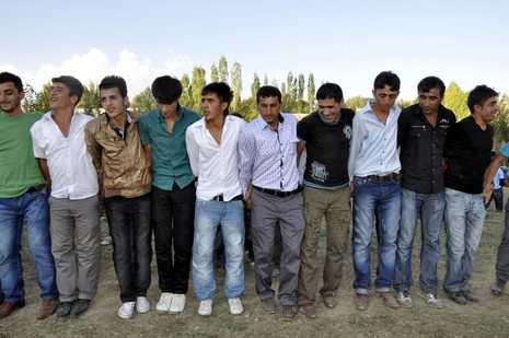 Yüksekova'da 18-19 Eylül 2010 tarihlerinde dünya evine giren çiftlerimizi sizler için sayfamıza taşıdık. Yüksekova Güncel Ailesi olarak tüm çiftlerimize mutluluklar dileriz...